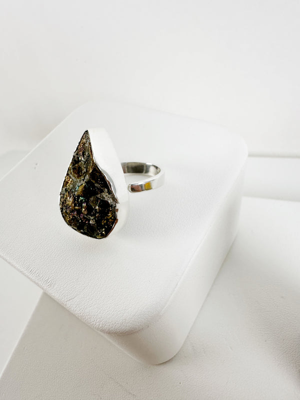 BOX 16 - HEALER'S GOLD ADJUSTABLE RING, FRESH WATER PEARLS WIRE EARRINGS, BUMBLEBEE JASPER POINTER
