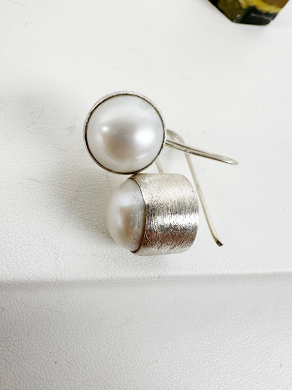 BOX 16 - HEALER'S GOLD ADJUSTABLE RING, FRESH WATER PEARLS WIRE EARRINGS, BUMBLEBEE JASPER POINTER