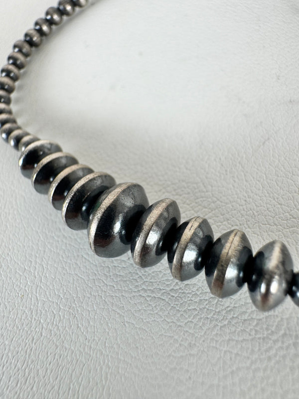 NAVAJO PEARLS & GRADUATED SAUCER PEARLS STRETCH BRACELET (LN 14)