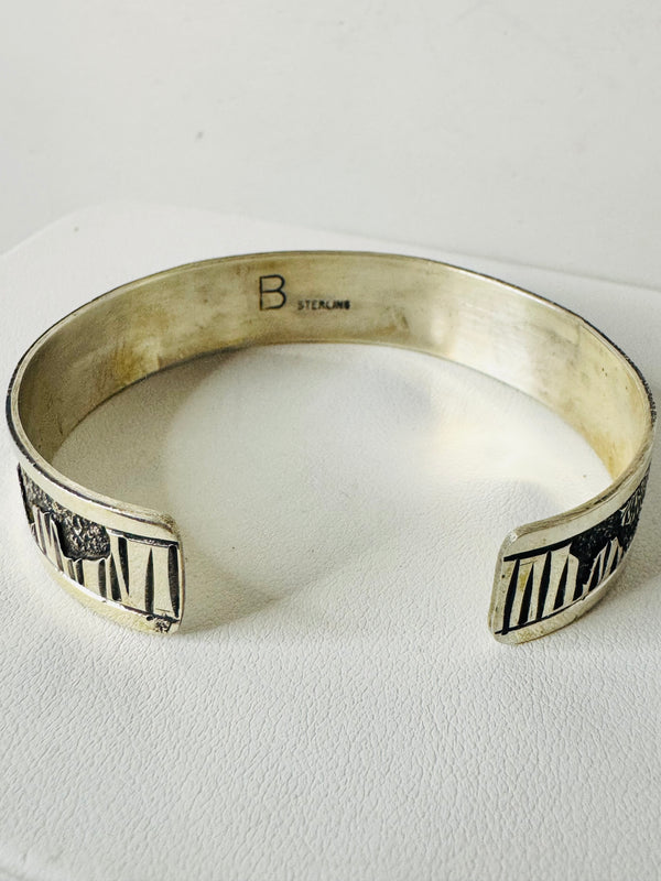 NATIVE HANDMADE ELAINE BECENTI STORYTELLER CUFF (JR 9)