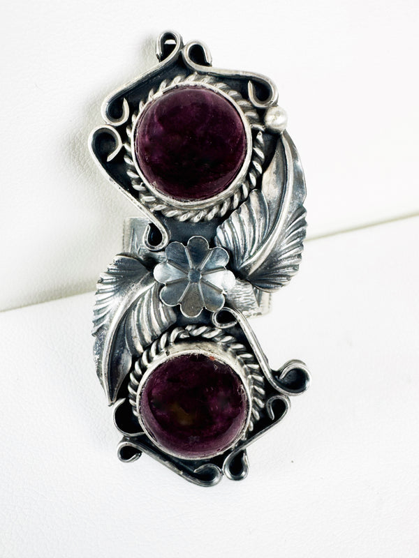 NATIVE HANDMADE PURPLE SPINY RING SIZE 8 SIGNED BY T. NEZ SR. (MW 203)