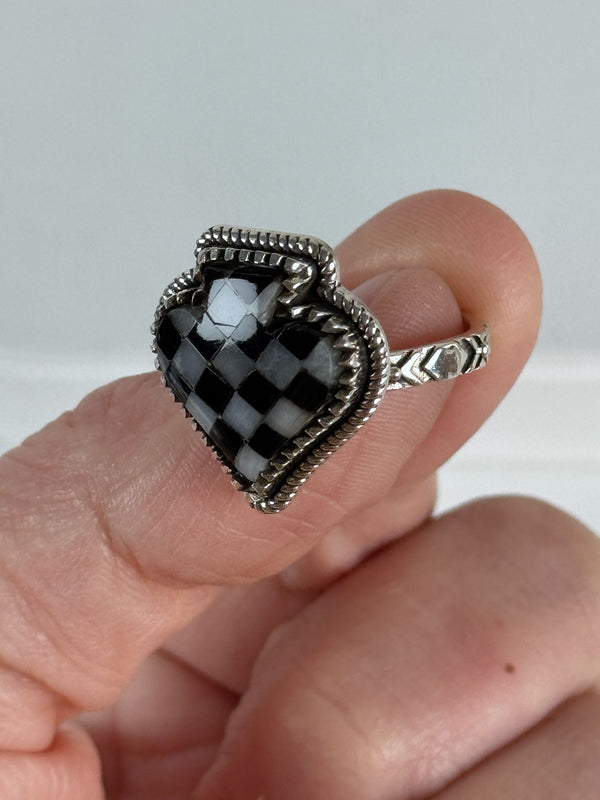 BLACK ONYX & MOTHER OF PEARL SPADE RING SIZE 8 (MW 273)