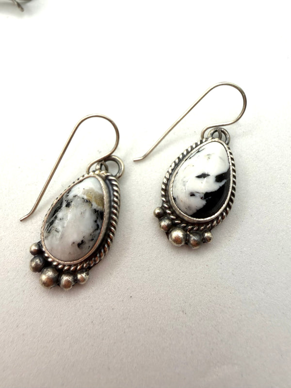 THOMAS FRANCISCO WHITE BUFFALO TURQUOISE NATIVE HANDMADE SQUASH BLOSSOM 27" & EARRINGS SET (NP 21)