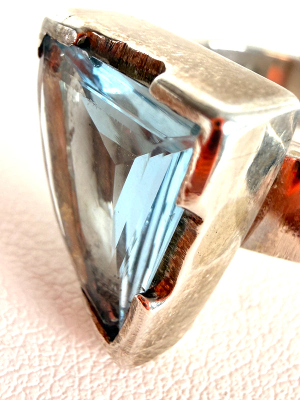FACETED LONDON BLUE TOPAZ RING SIZE 7 (MW 382)
