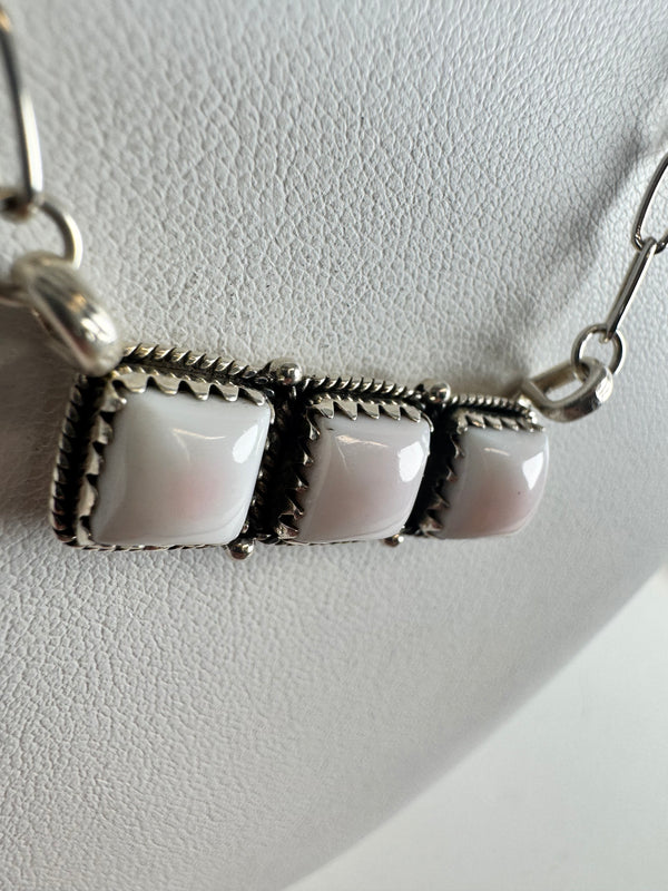 PINK CONCH PAPERCLIP BAR NECKLACE (MM 4)