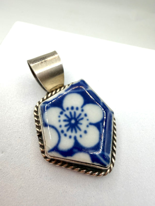 STERLING SILVER SEAGLASS FLOWER PENDANT (MW 444)