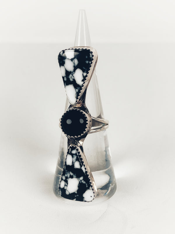 NATIVE HANDMADE WHITE BUFFALO TURQUOISE & BLACK ONYX RING SIZE 7 BY J.B. (MW 165)