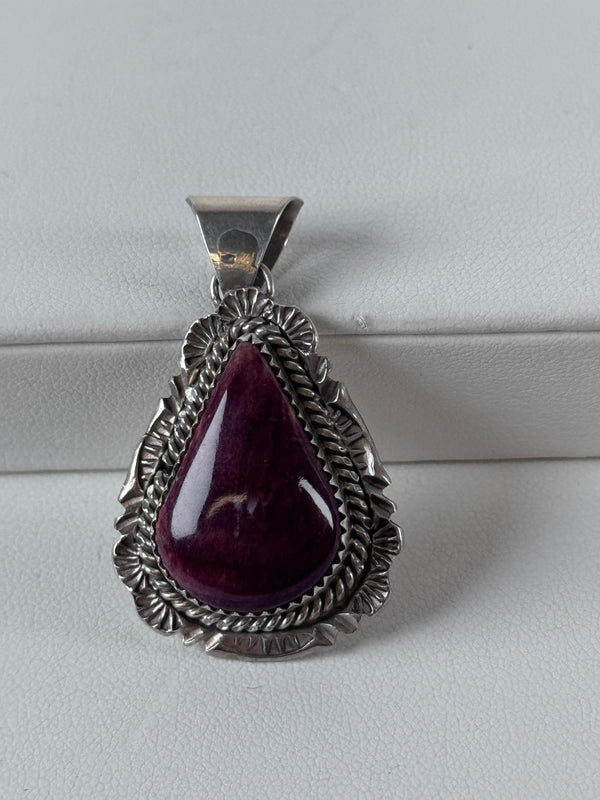 NATIVE HANDMADE MYRON BEGAY PURPLE SPINY PENDANT (CO 29)