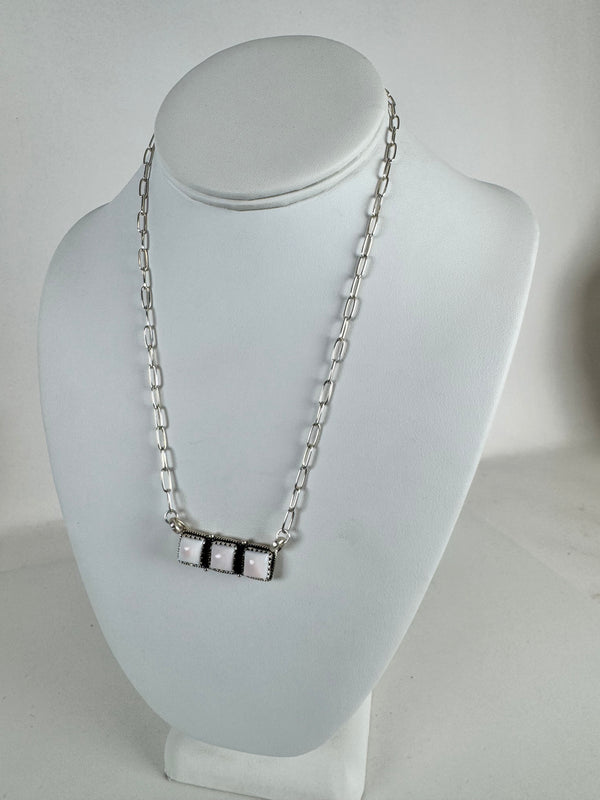 PINK CONCH PAPERCLIP BAR NECKLACE (MM 4)