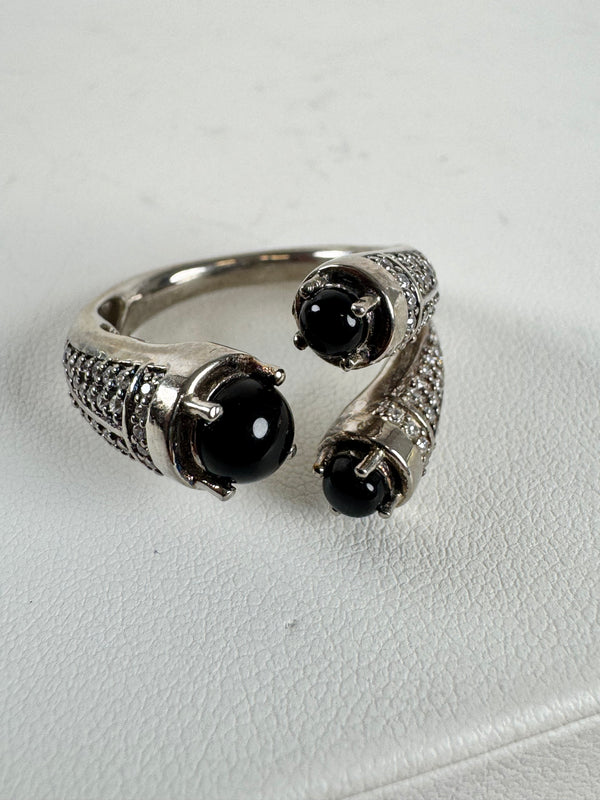 BLACK ONYX AND WHITE TOPAZ WRAPAROUND RING ADJUSTABLE (MW 238)