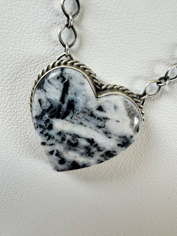 NATIVE AMERICAN HANDMADE WHITE BUFFALO TURQUOISE HEART NECKLACE SIGNED BY D&D ADJUSTABLE UP TO 18" (DC 7)