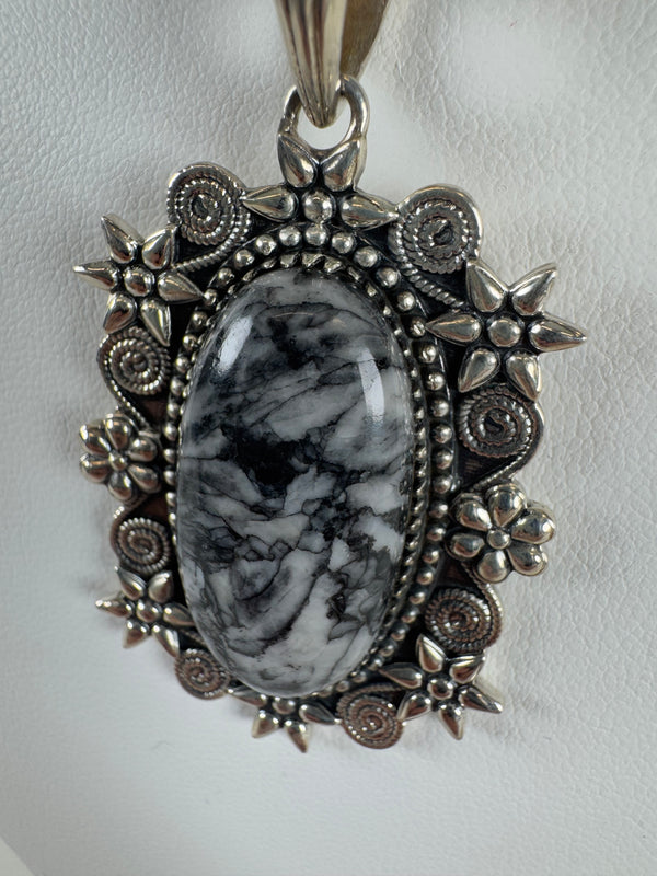 WHITE BUFFALO TURQUOISE OVAL NECKLACE 16-22" (LB 91)