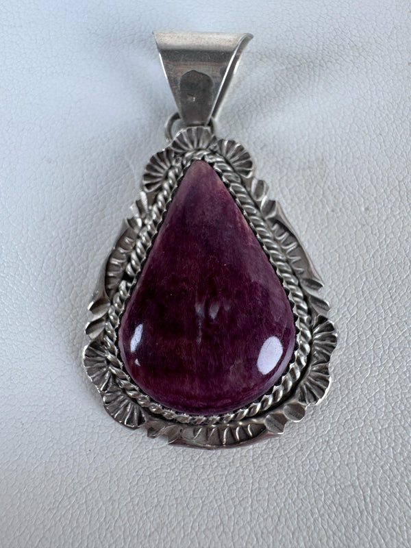 NATIVE HANDMADE MYRON BEGAY PURPLE SPINY PENDANT (CO 29)