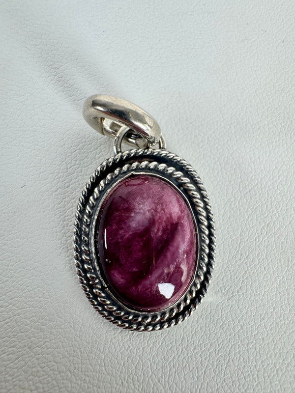 NATIVE HANDMADE JASON OGG PURPLE SPINY OYSTER OVAL PENDANT (CO 50)