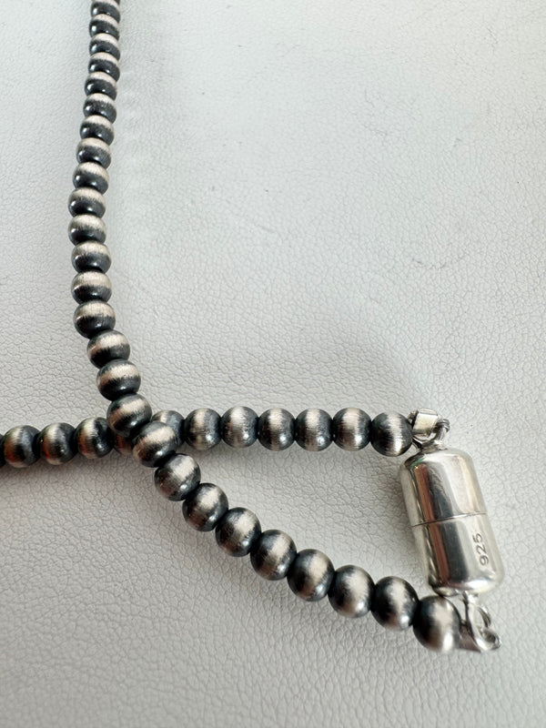 NAVAJO PEARLS & GREEN OPAL MAGNETIC CLASP NECKLACE 16" (LN 8)